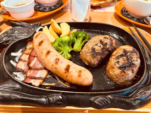 鉄板の上で肉汁が踊る！