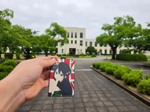 レトロ建築とアニメキャラの共演