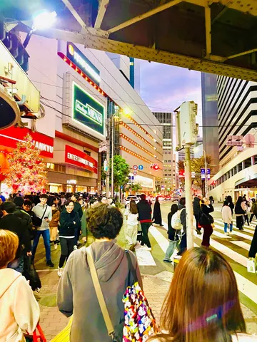 光と人波、都会の元気充電中？