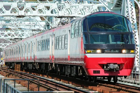 鉄橋を駆ける赤い流線形