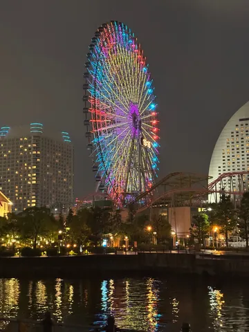七色の観覧車、夜を照らす輝き
