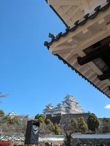 瓦屋根越しの白亜の城