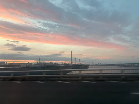 空に溶ける都市の夕景