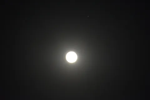 夜空に輝く月と星