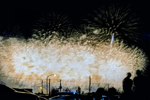 夜空に咲く一筋の光