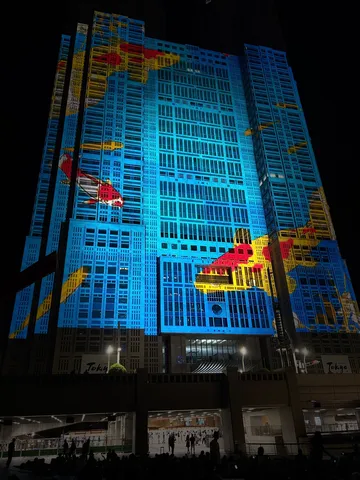 夜を染める高層の光彩