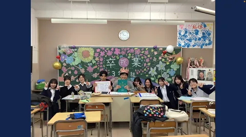 卒業おめでとう！教室の記念写真