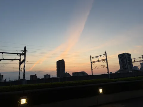 茜色に染まる街の夕暮れ