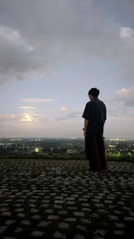 夕暮れの街並みと静かな時間