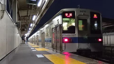 夜のホームに響く灯