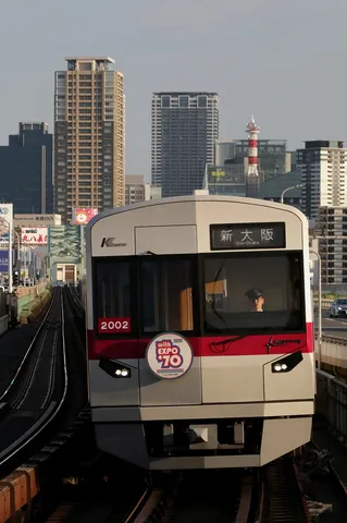 都会の光、新大阪へ向かう列車