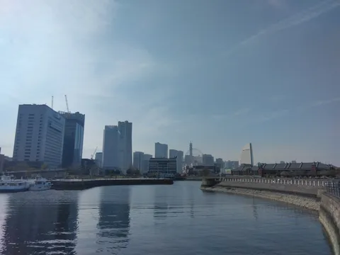 未来都市と水辺の静けさ
