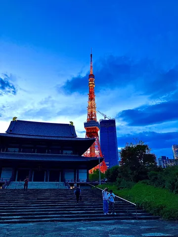 夜空にドン！と東京タワー、足元は渋め