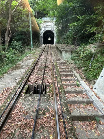 トンネルへ続く、秘密の線路