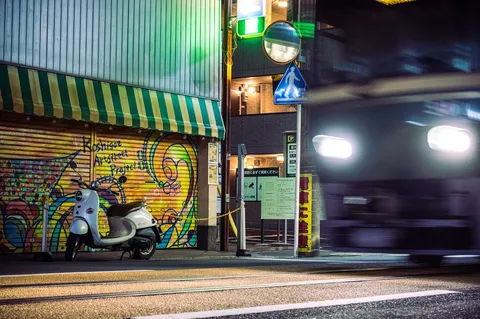 スクーターは見た！夜の街の静と動