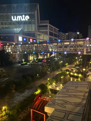 夜景に輝く連絡通路