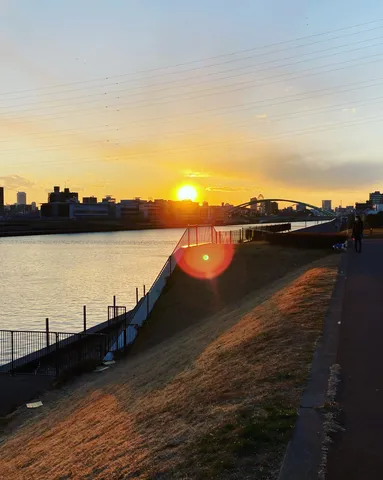 川辺に降り立つ夕陽の詩