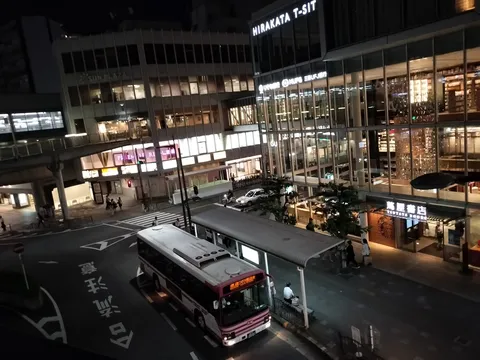 夜の街、バス停の静寂