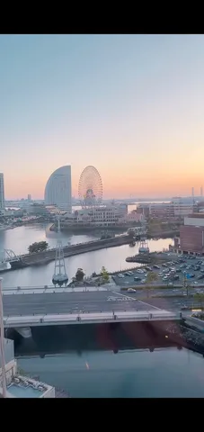 水面に映る都会の夕景