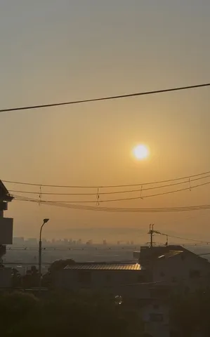 都会を包む黄金色の夕暮れ
