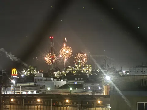 工場夜景と華やかな花火