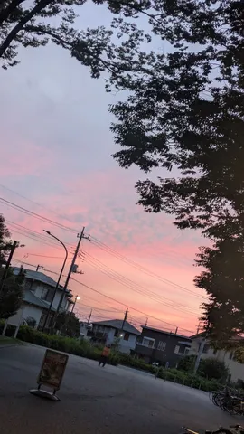 夕焼け空に浮かぶ、生活の気配