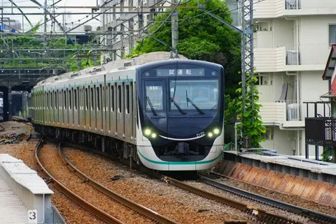 カーブを行く試運転列車