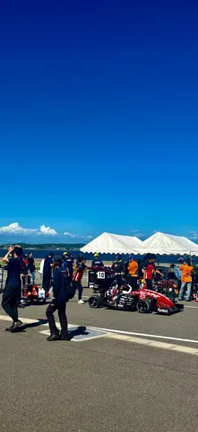 レースと青空、賑わうピットの瞬間