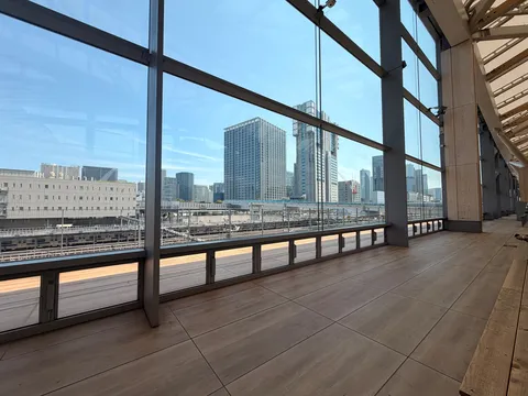 都会の空と鉄道の交差点