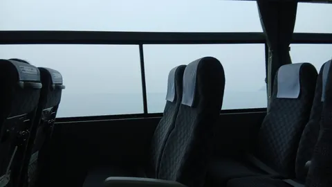 海を覗く窓辺の席
