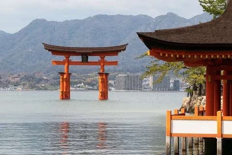 海に浮かぶ朱の鳥居