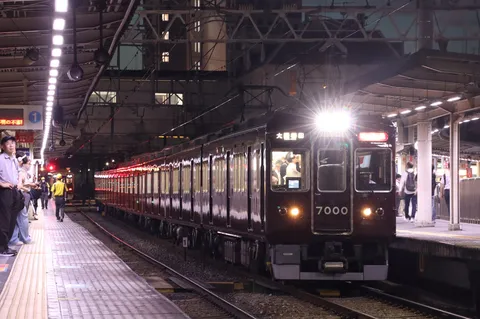 夜の駅、電車の灯りが誘う旅路