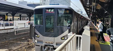 駅に停車中の普通列車