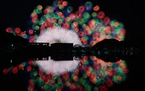 花火と水面の鏡像が踊る夜