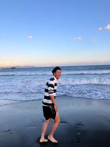 波打ち際で振り返る君
