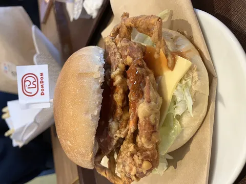 インパクト大！丸ごとカニバーガー