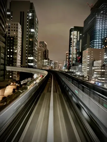 夜の都市を駆け抜ける光路