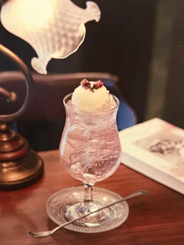 灯りの下、甘くきらめく一杯