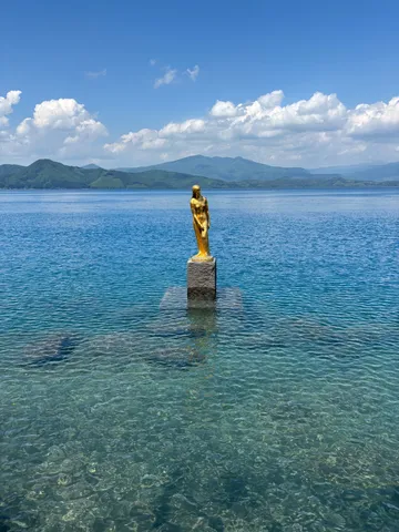 湖上の金色ミステリー