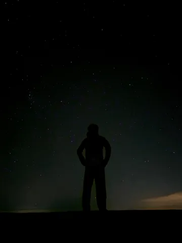 満天の星空、一人佇む。