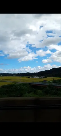 雲が織りなす空と田園風景