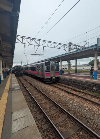 銀色車体が映す駅の静寂