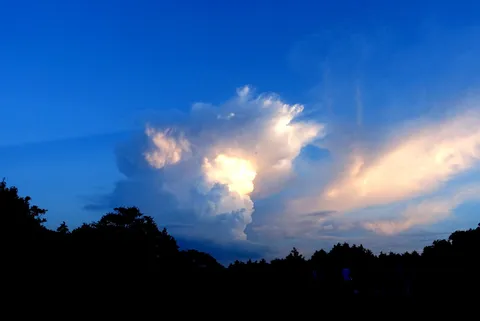 夕暮れの空に浮かぶ神秘的な雲