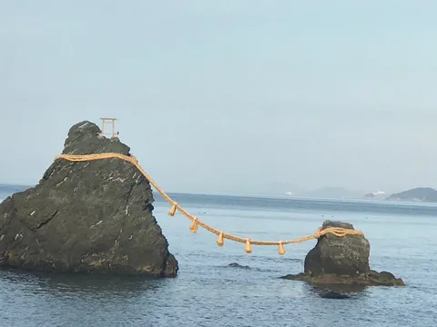 海に架かる、ふたつの巨岩