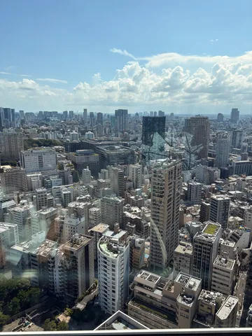 都会の鼓動と青空の間