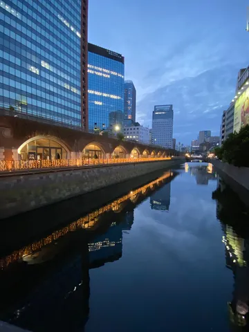 水辺の灯りと夜景の影
