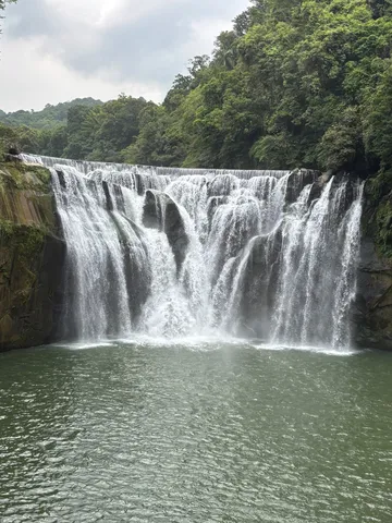 壮麗な滝の息吹