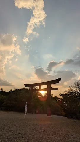 夕陽に染まる鳥居のシルエット