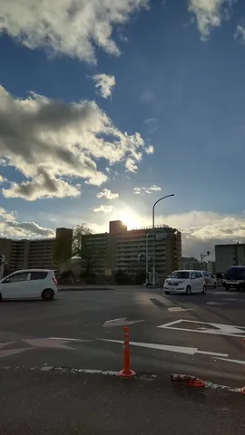都会の空、光と雲のダンス