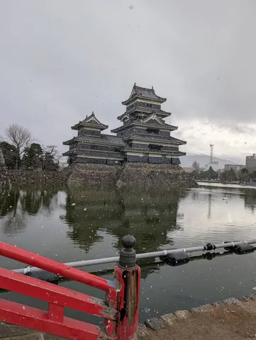 雪舞う古城の静寂